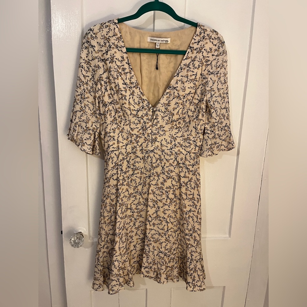 Cupcakes and cashmere Floral V-Neck Dress - Picture 3 of 11